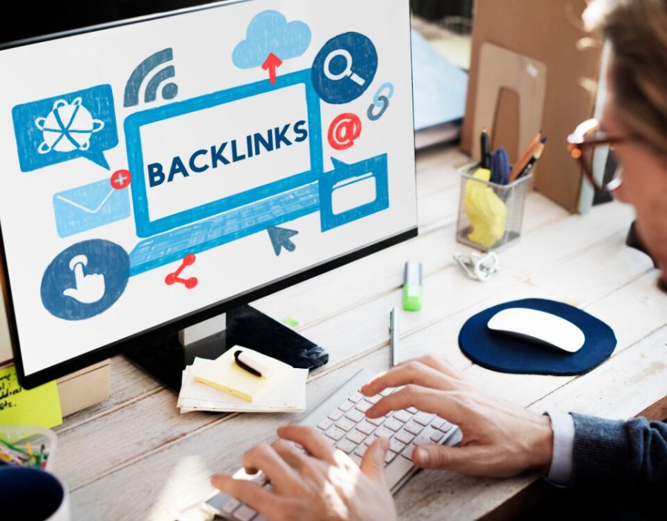 homem usando estrategia de comprar backlinks homem usando estratégia de comprar backlinks